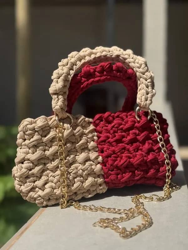 Bolsa bicolor sobre muro, com a corrente