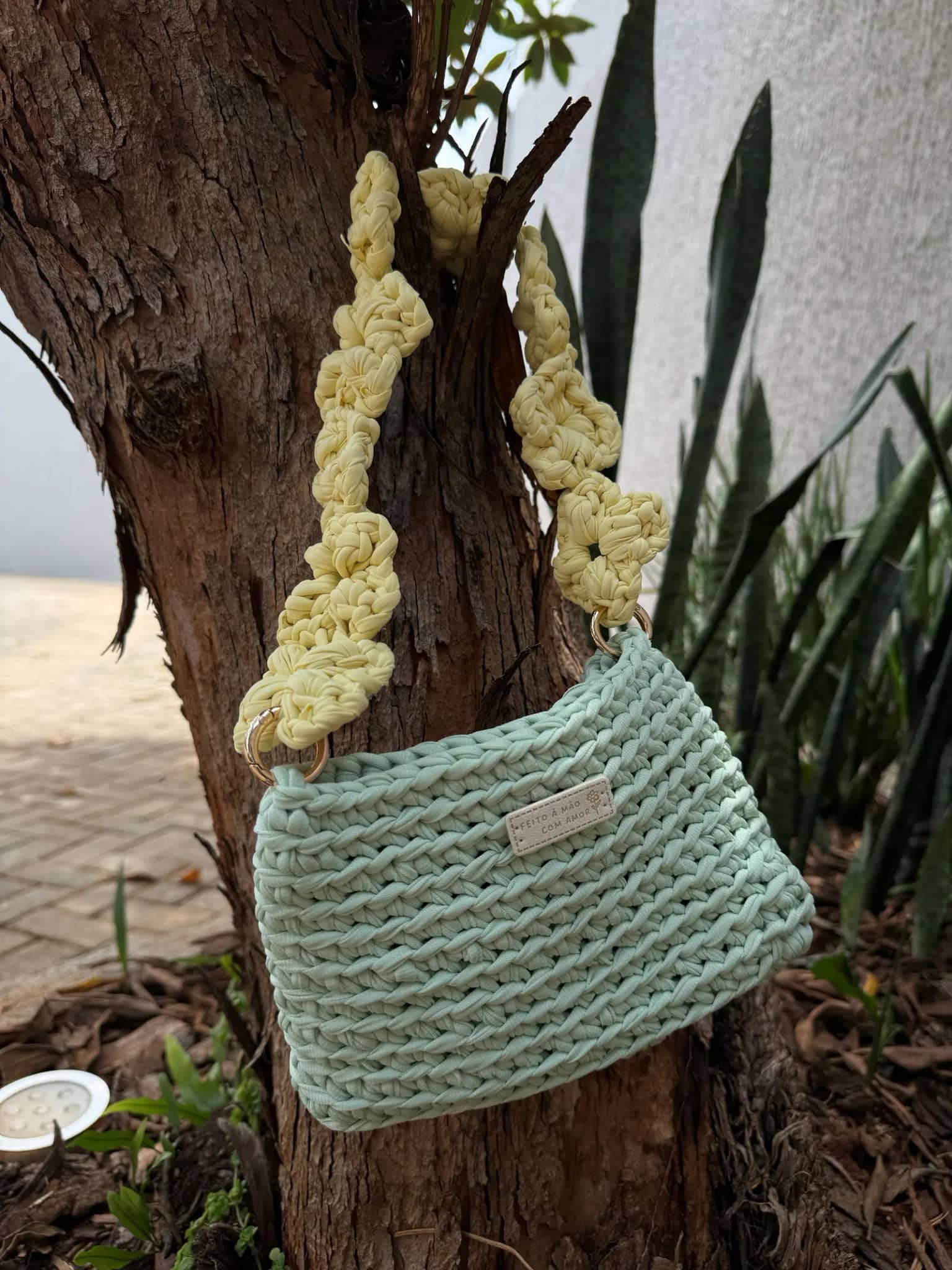 Bolsa Floratta de lado, com a alça de florzinhas de crochê
