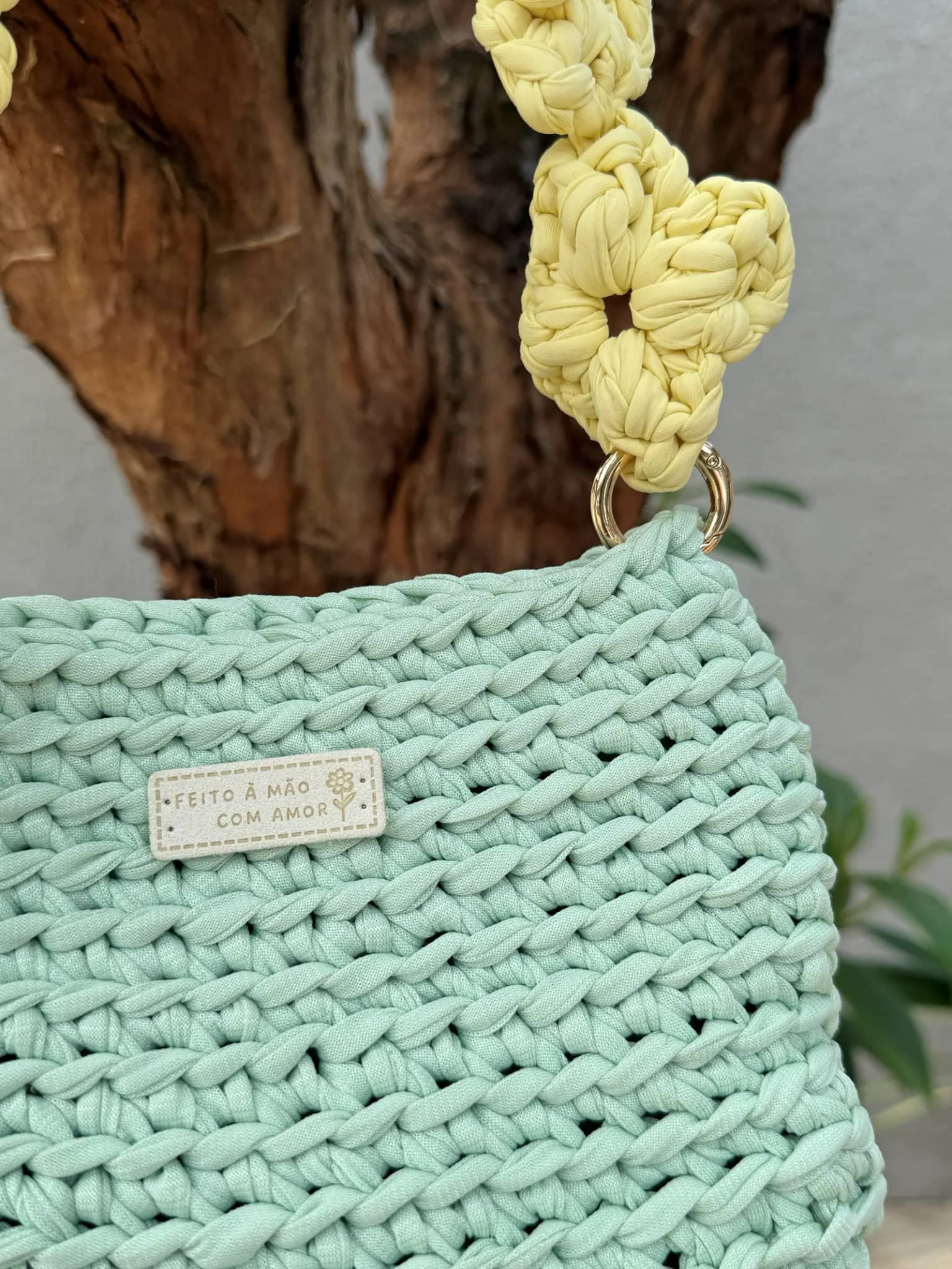 Etiqueta "feito à mão com amor" e argola dourada da Bolsa Floratta