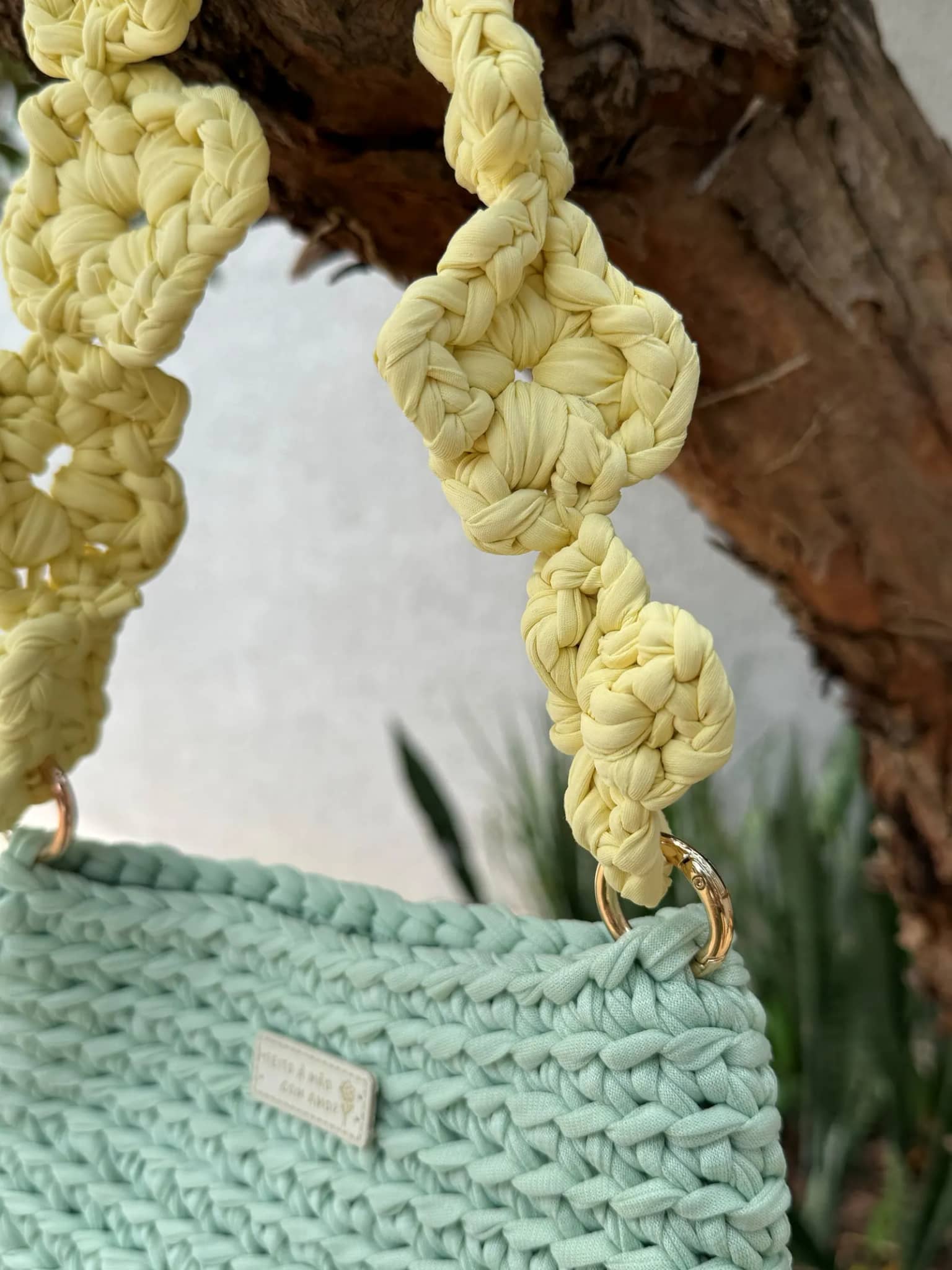 Florzinhas de crochê da alça da Bolsa Floratta, de perto