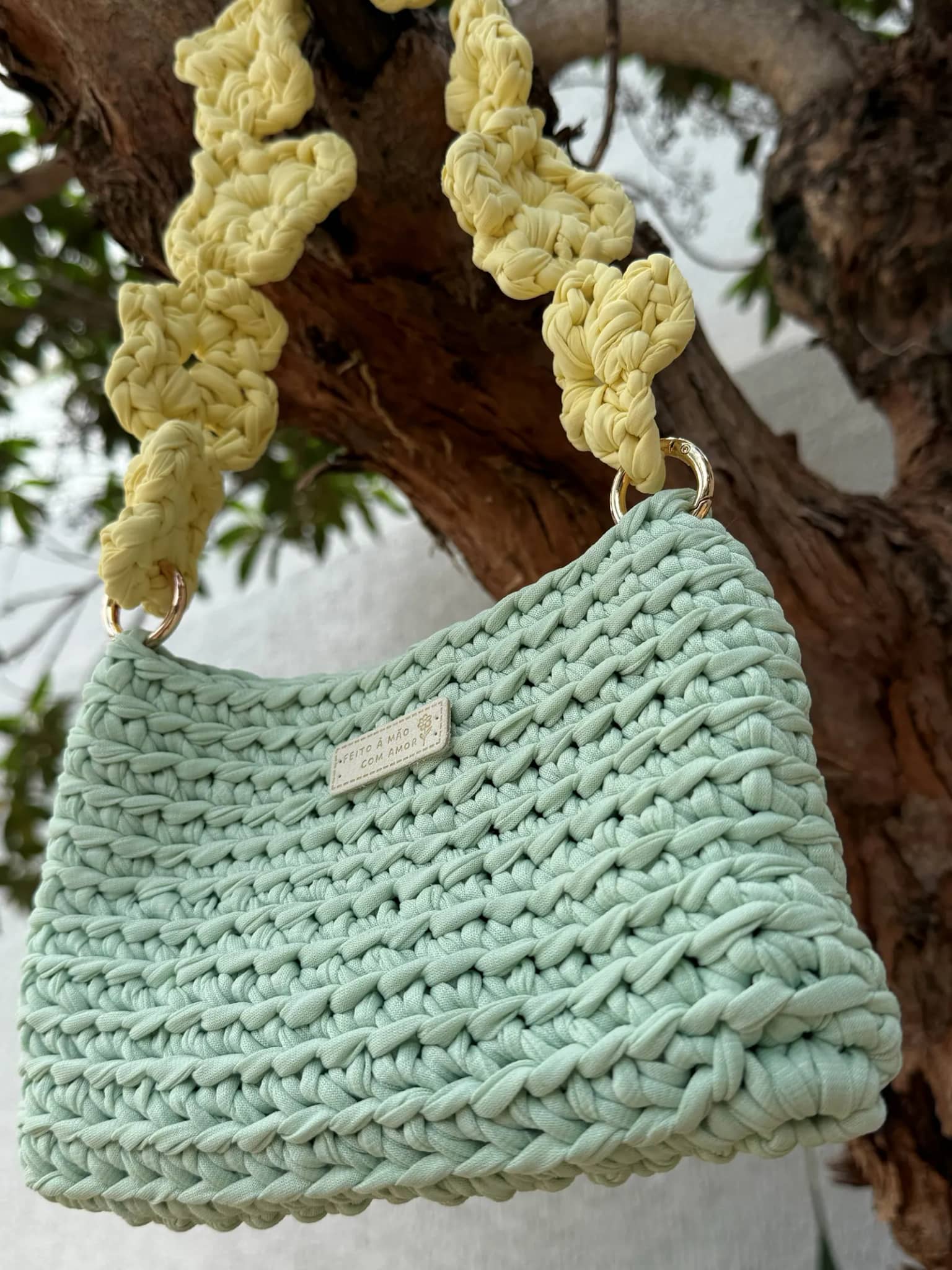 Bolsa Floratta vista de perto, com o ponto firme verde-menta e a alça amarela