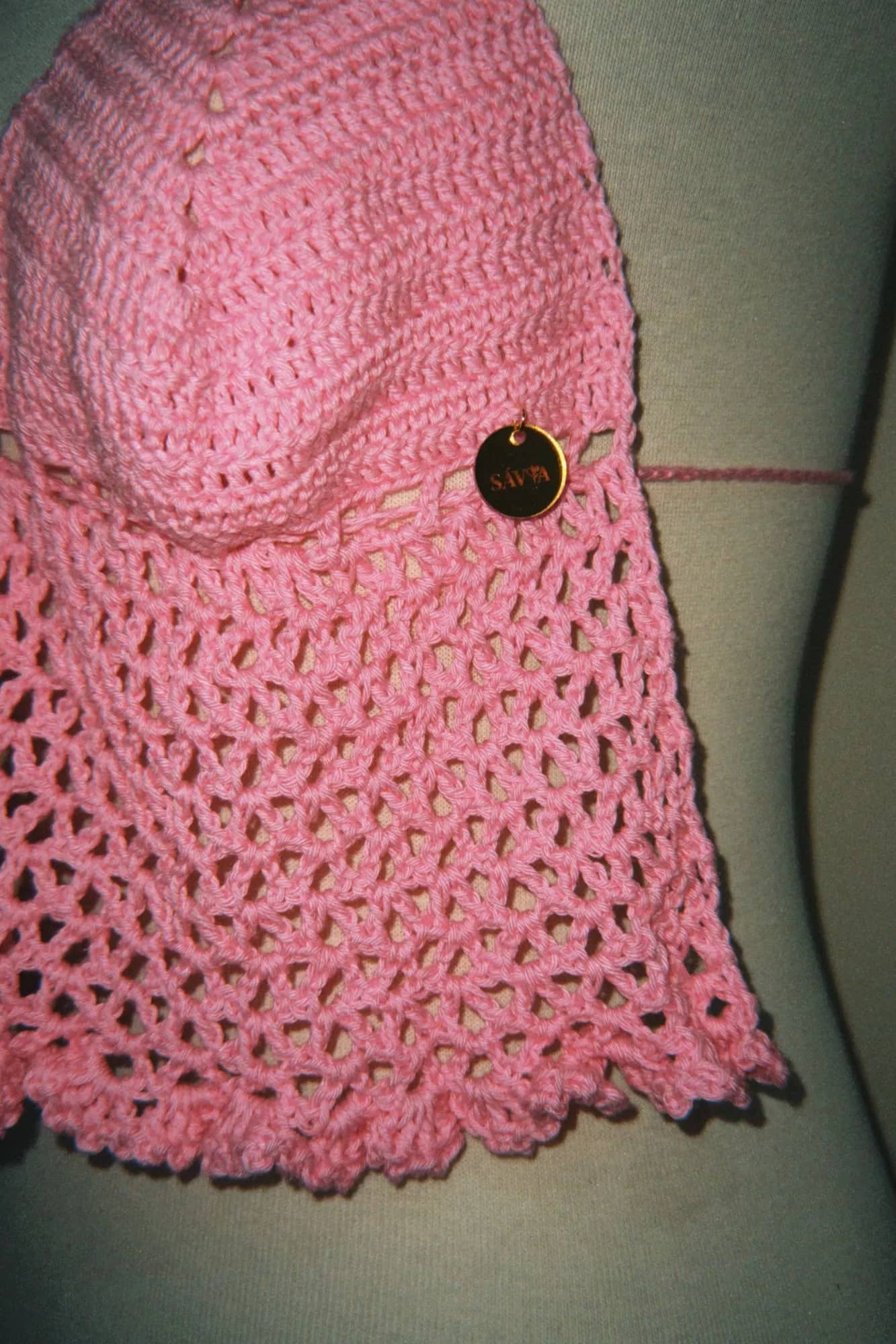 Detalhe da trama e da medalha Sávia na Brisa do Mar rosa