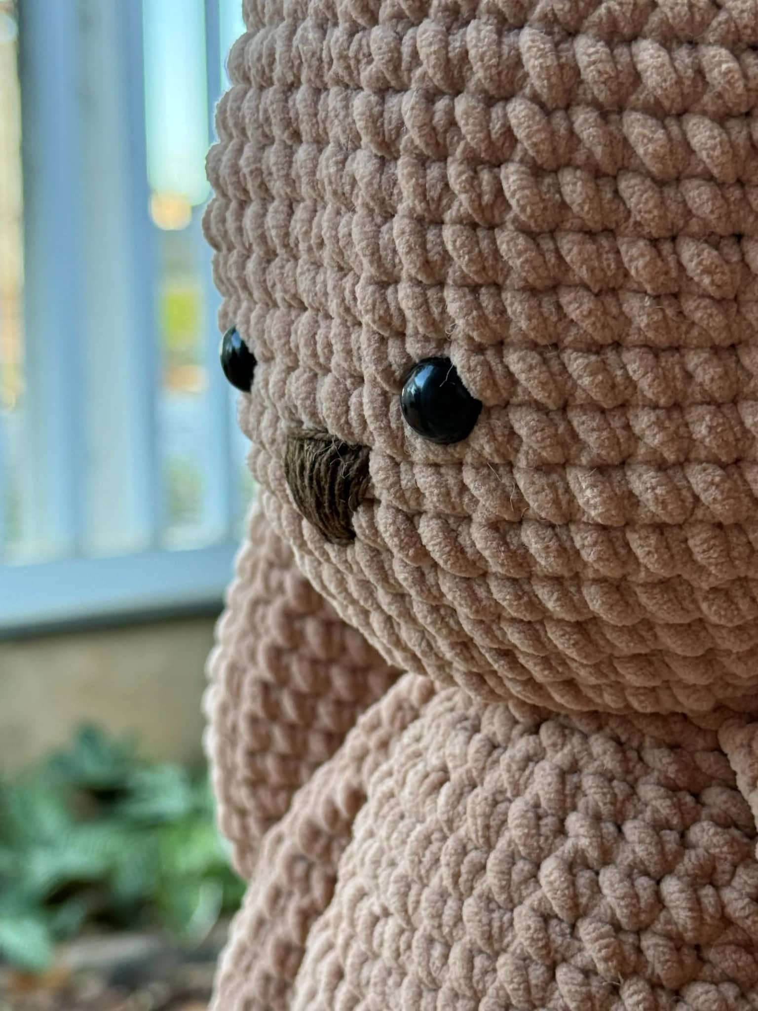 Detalhe do rosto e do ponto aveludado do coelho amigurumi
