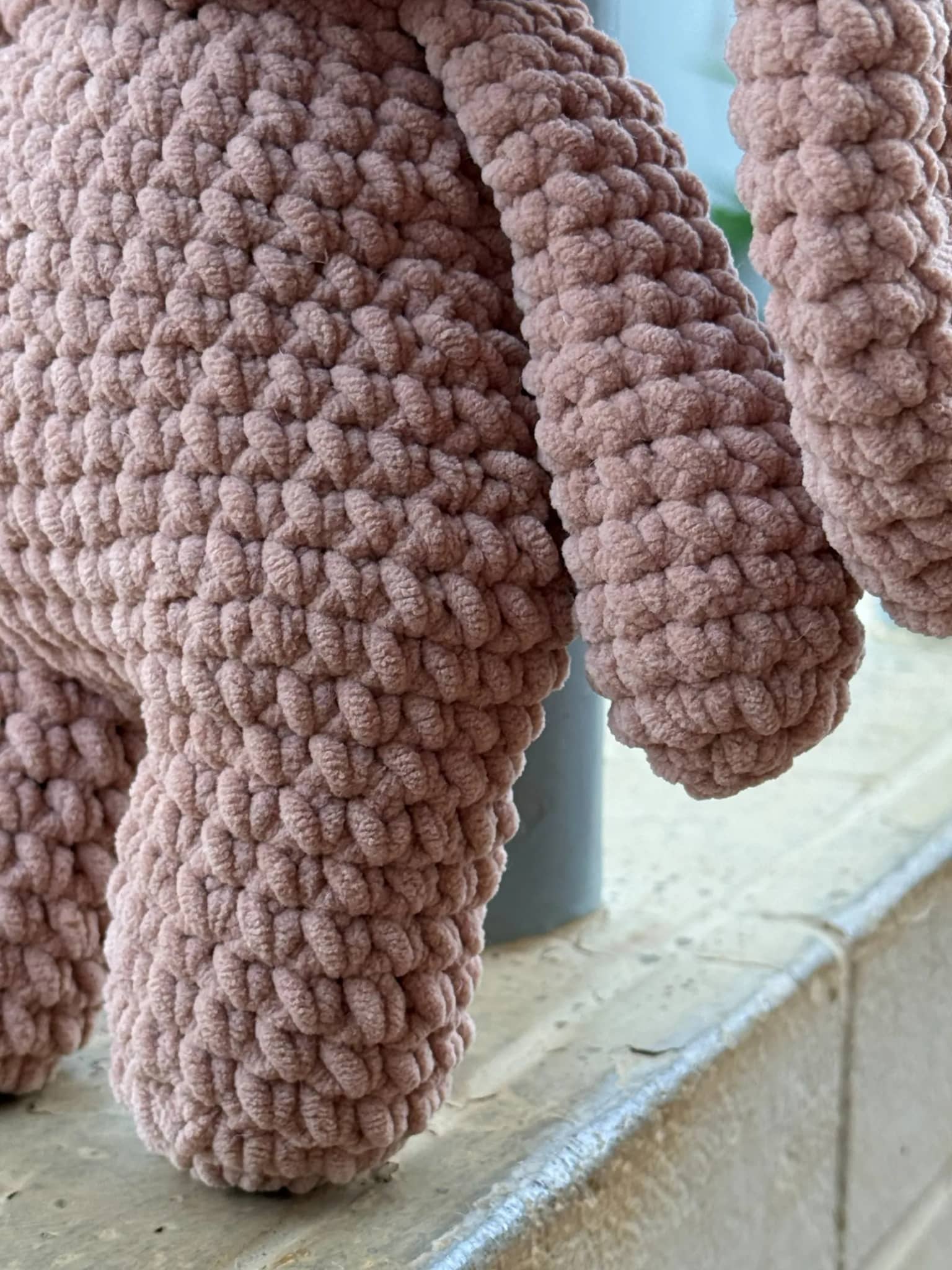 Orelha longa e perna do coelho amigurumi em fio aveludado