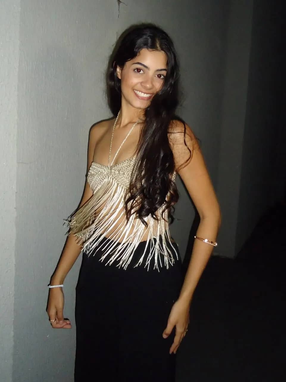 Cliente sorrindo usando o Cropped Encanto de franjas
