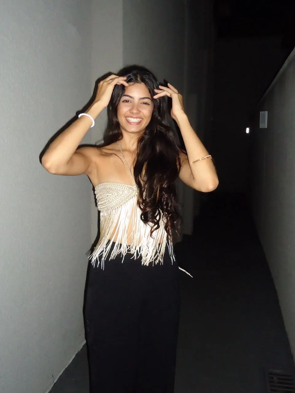 Cropped Encanto de franjas usado com calça preta