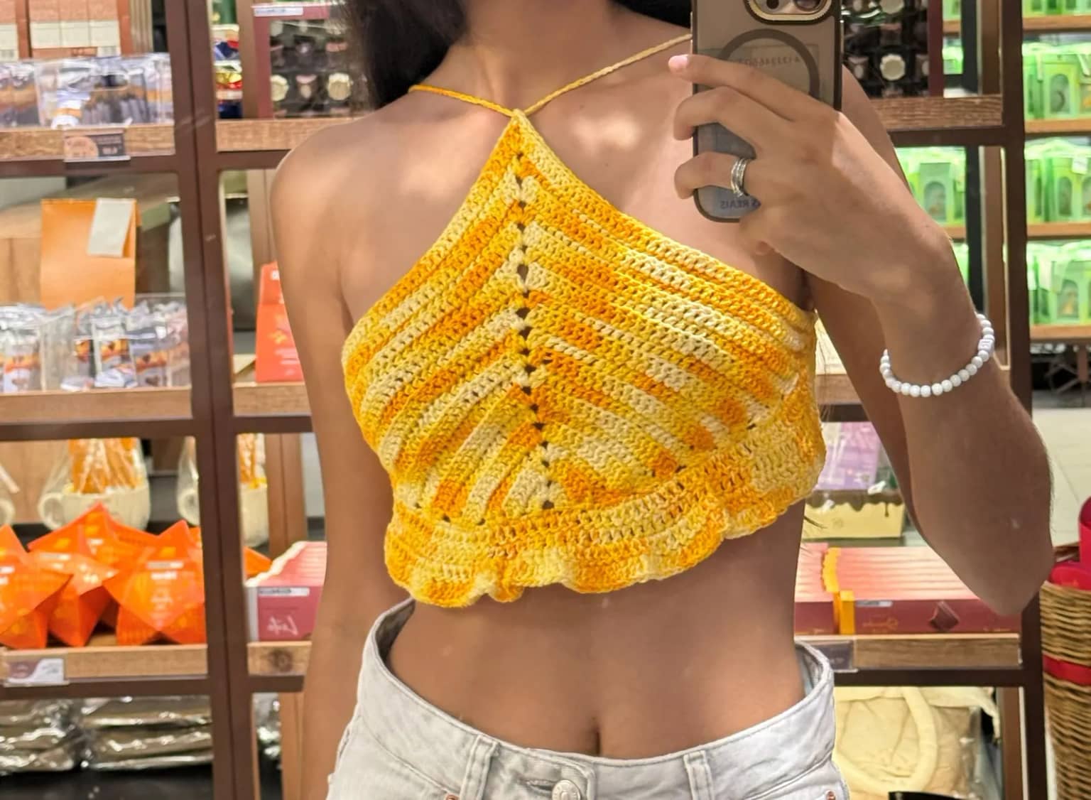 Cropped halter de crochê degradê amarelo e laranja com barra em babado, usado por cliente