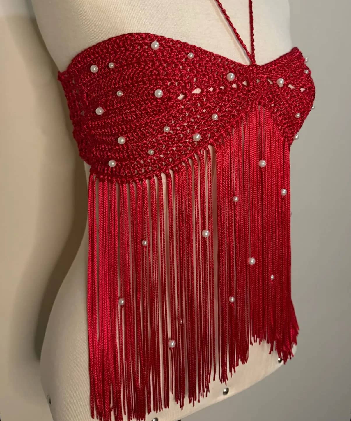 Cropped de crochê vermelho com pérolas e franjas