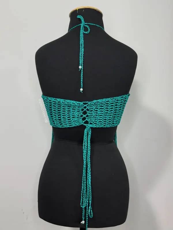 Costas do top verde-esmeralda com amarração em corset