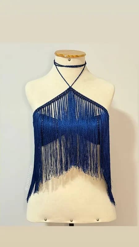 Top de franjas azul-marinho em modelo halter com amarração cruzada