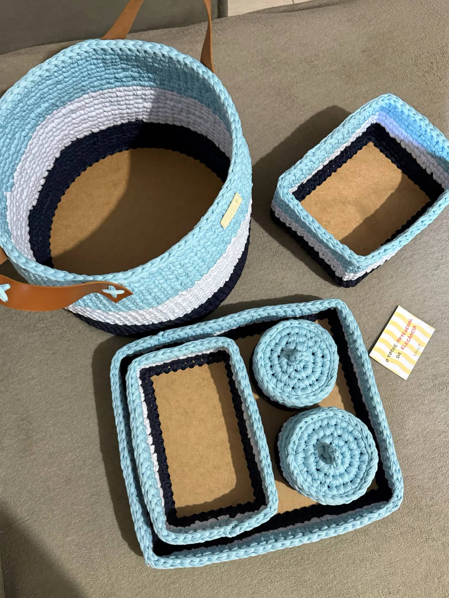 Kit visto de cima: cesto, caixa, bandejas e potes com tampa