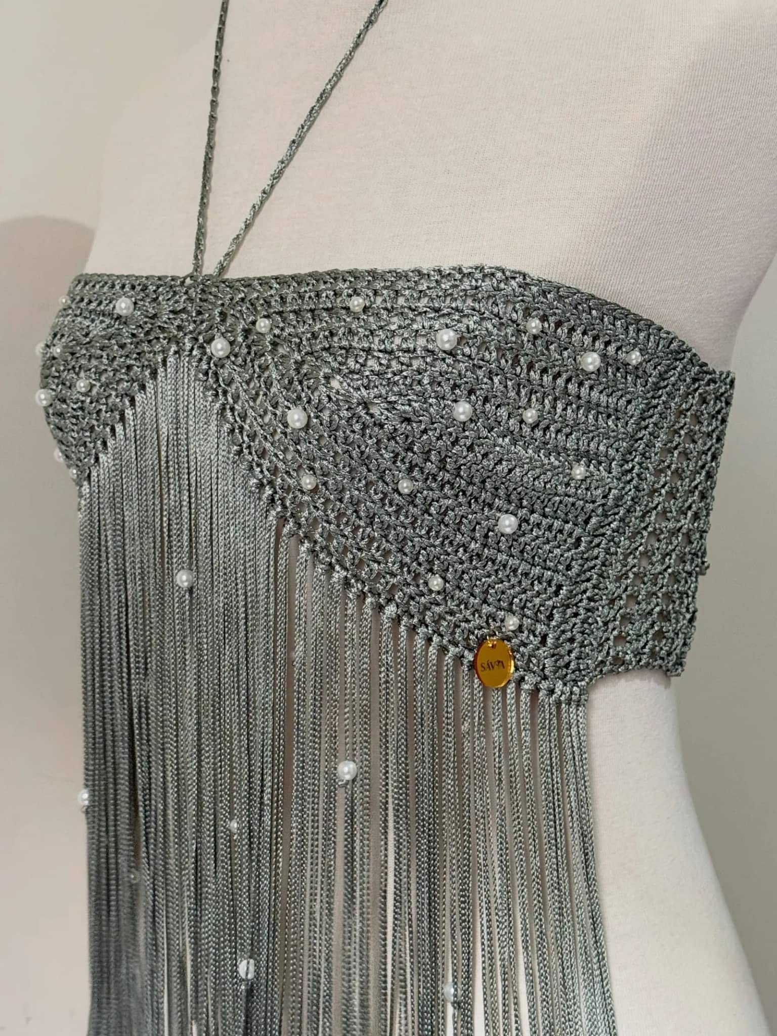 Cropped de crochê prateado com pérolas e franjas