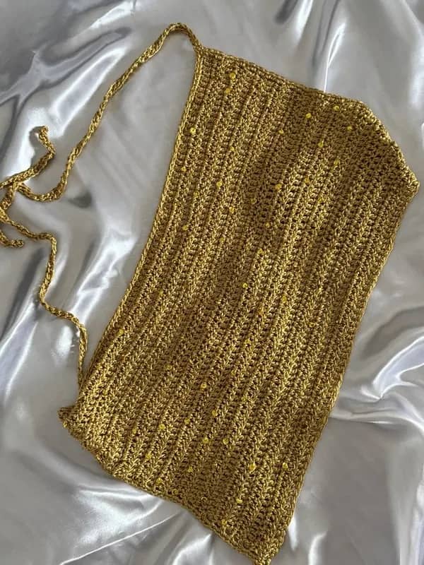 Top dourado assimétrico visto do outro lado, com a amarração do pescoço