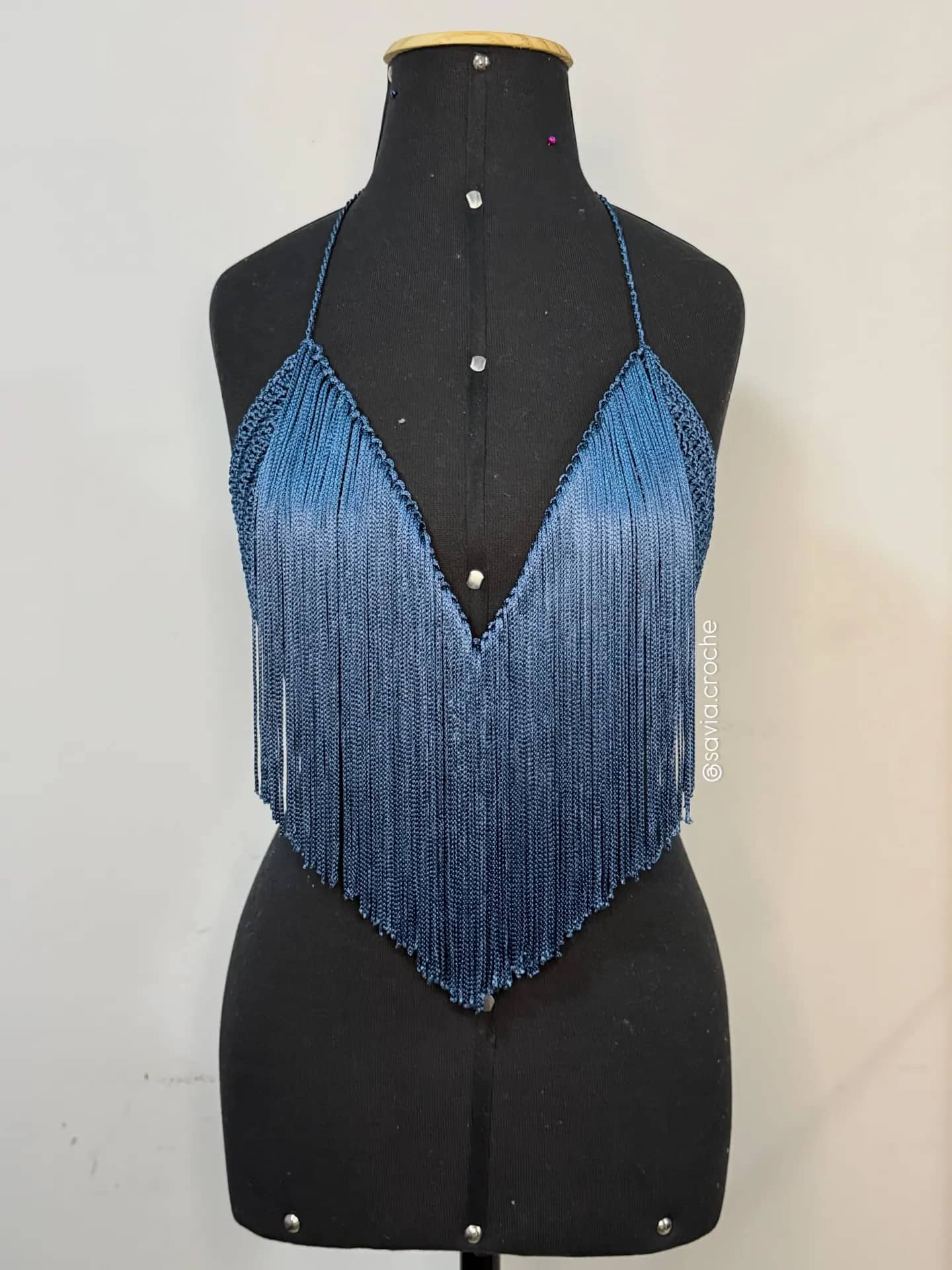 Top frente-única de crochê com franjas em degradê azul, no manequim