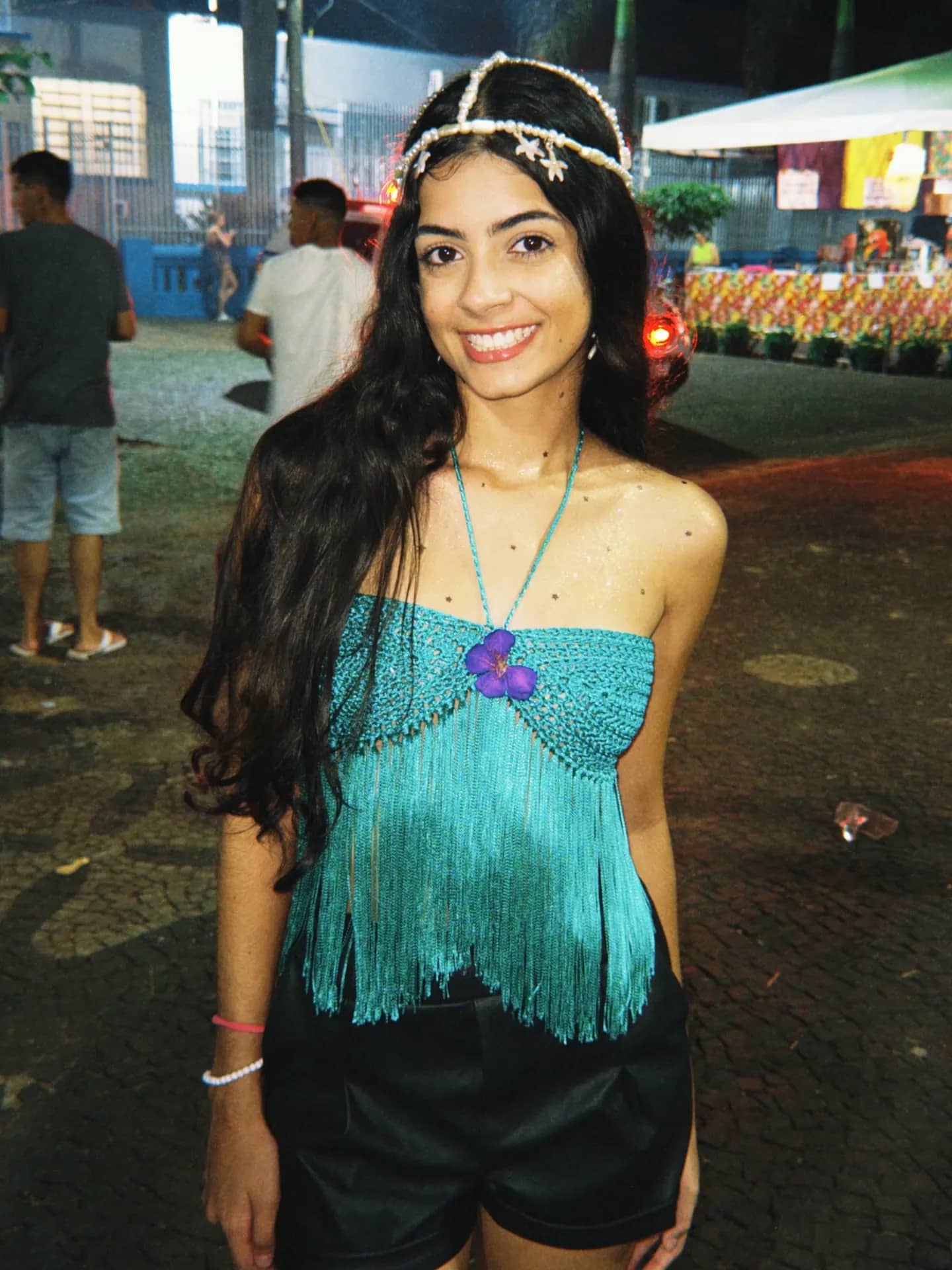 Cliente usando top bandeau de crochê turquesa com franjas