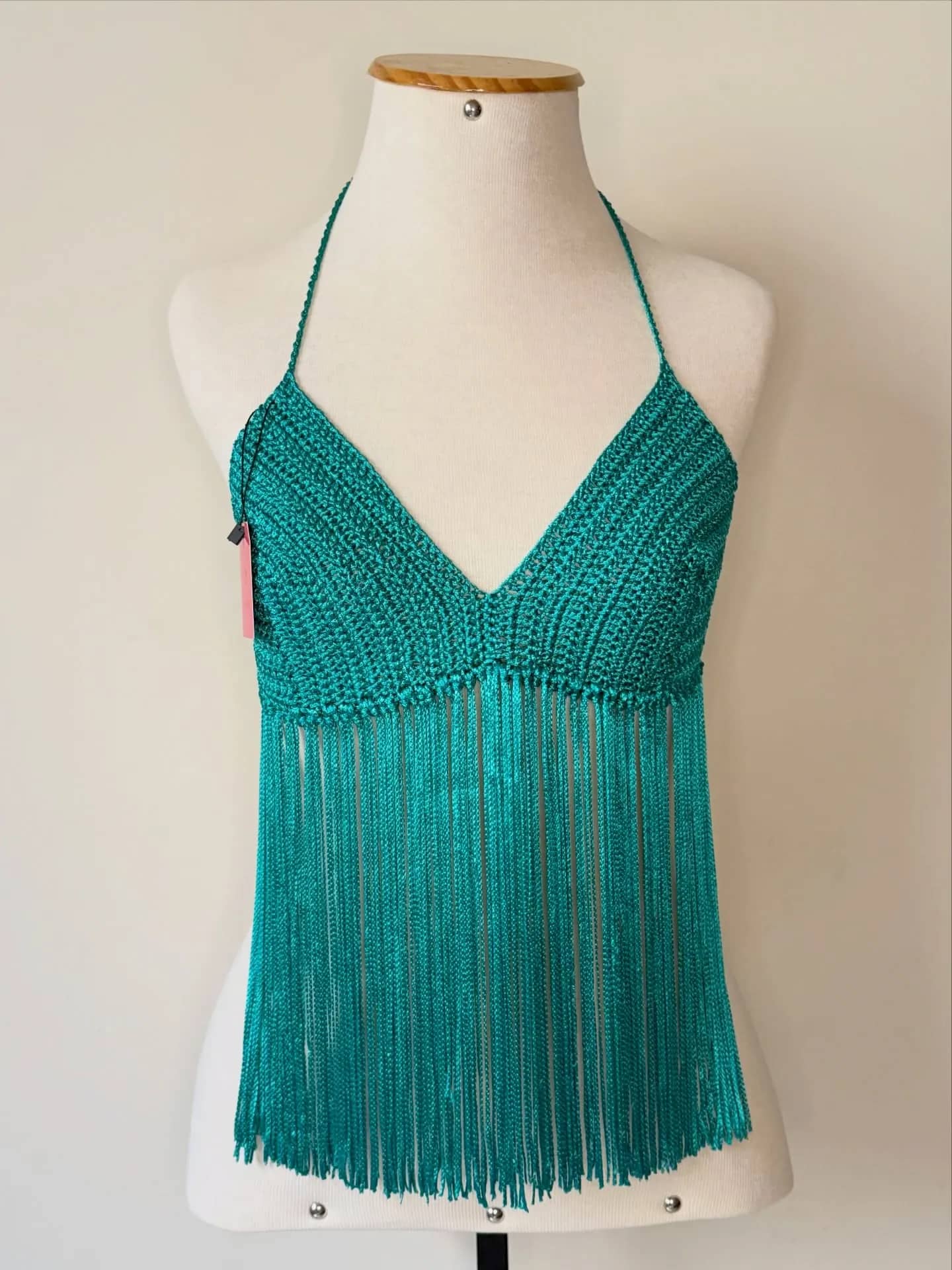 Cropped halter de crochê turquesa com franjas, no manequim