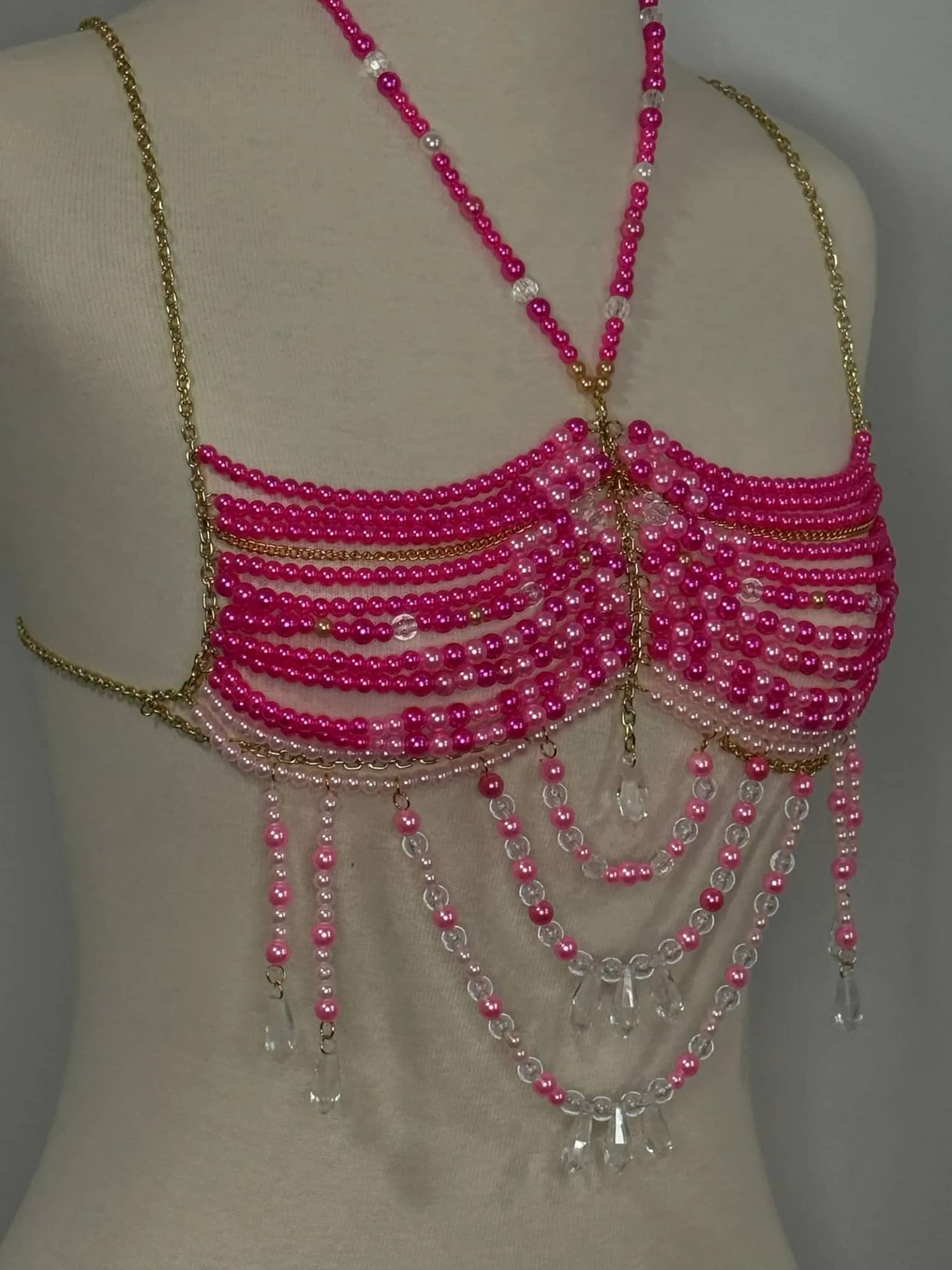 Detalhe das fileiras de miçangas pink e dos pingentes de cristal