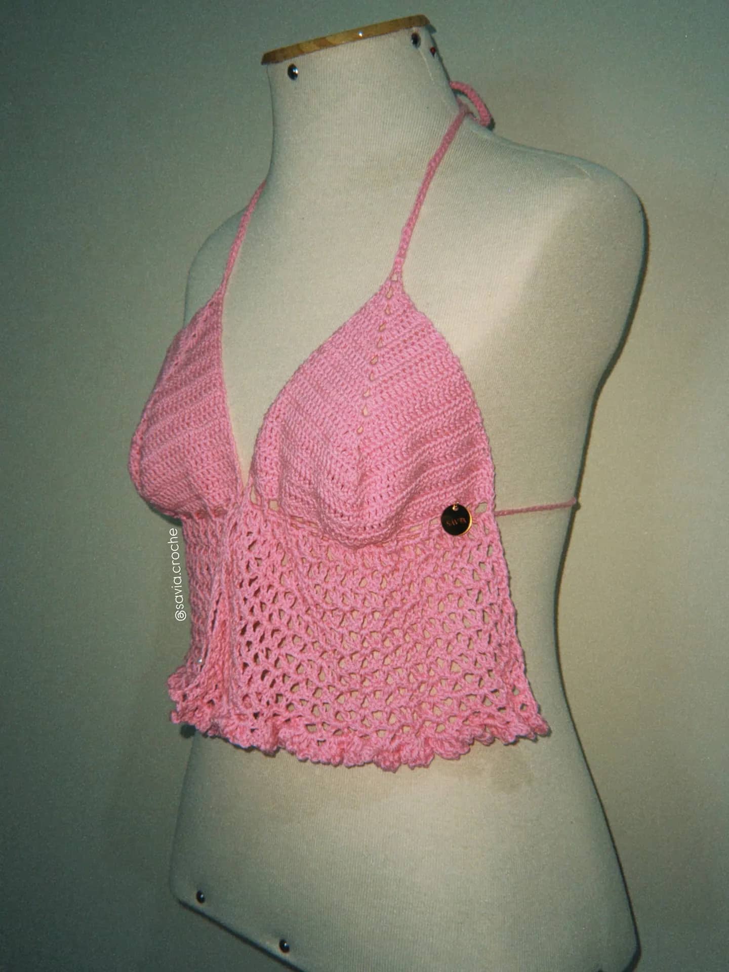 Cropped de crochê rosa com barra em babado, no manequim