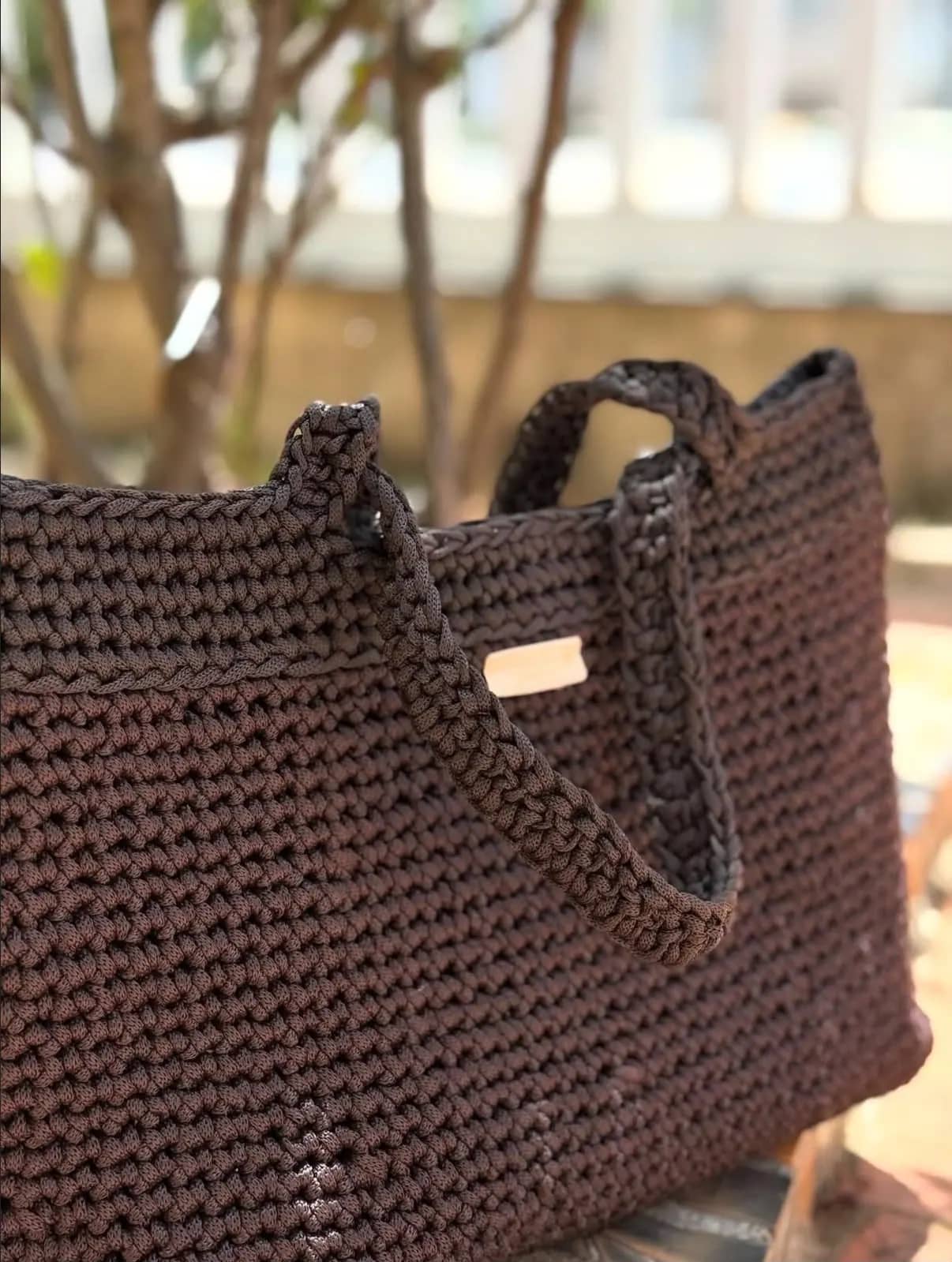Bolsa tote de crochê marrom com alças trançadas