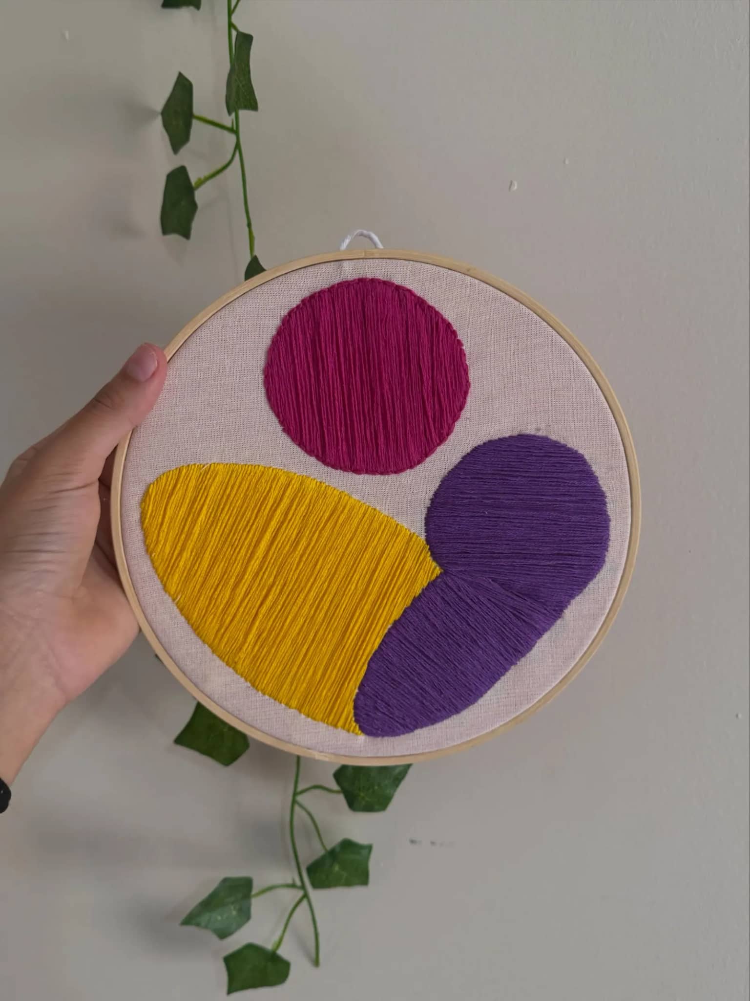 Bordado livre em bastidor, com formas em rosa, amarelo e roxo