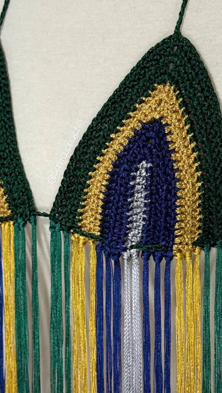 Detalhe do triângulo de crochê e das franjas do Cropped Torcedor