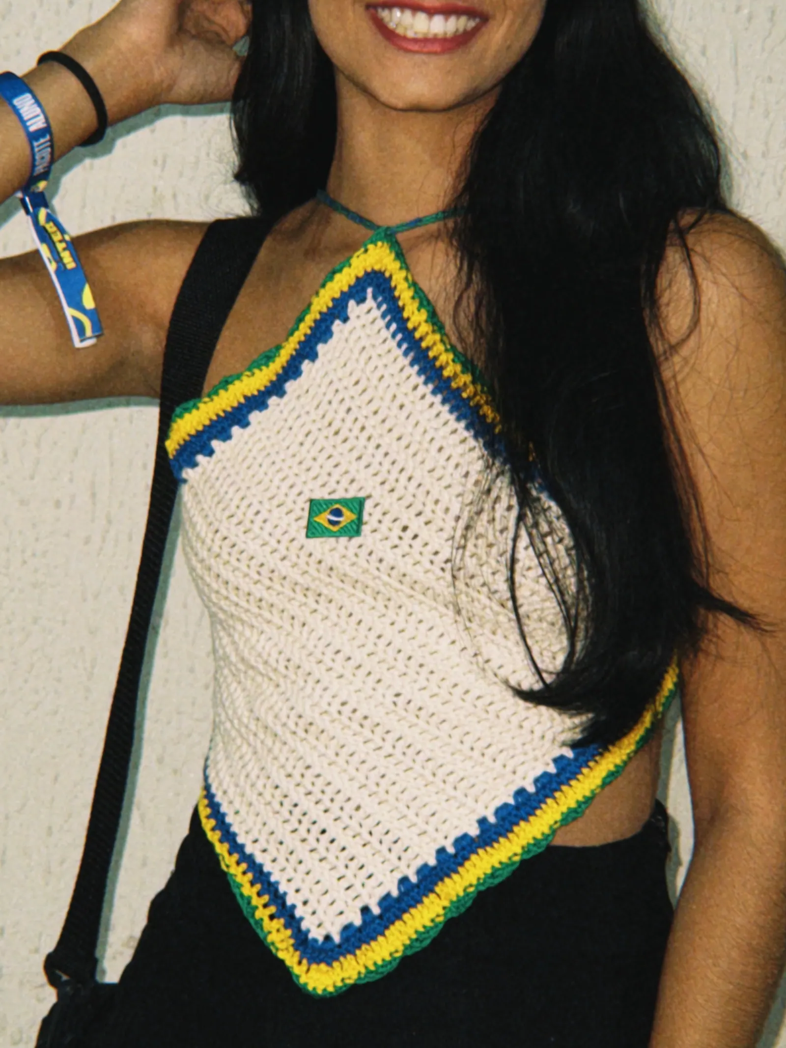 Detalhe da bandeira bordada no top triângulo de crochê